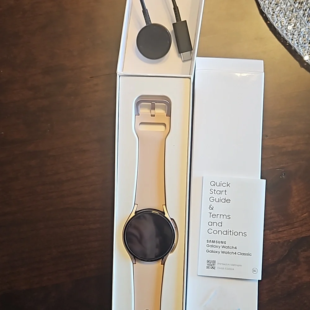 Samsung Galaxy Watch4 Aluminum Smartwatch 40mm LTE Gold - Picture 3 of 12